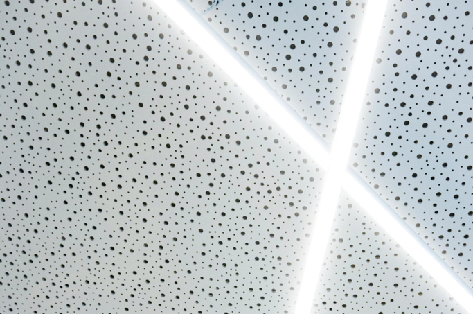 Agencement de bureaux en Île-de-France : Plafond acoustique perforé avec éclairage LED intégré