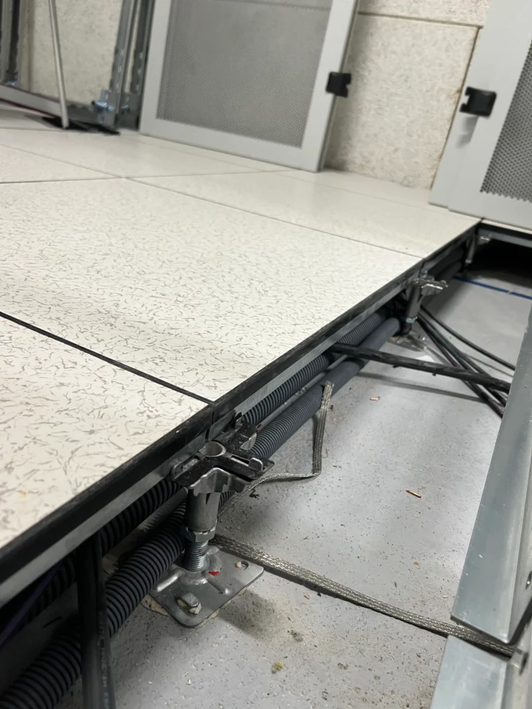 Projets d’aménagement et de réaménagement tertiaire : installation plancher surélevé avec structure métallique, vérins réglables et passage de câbles